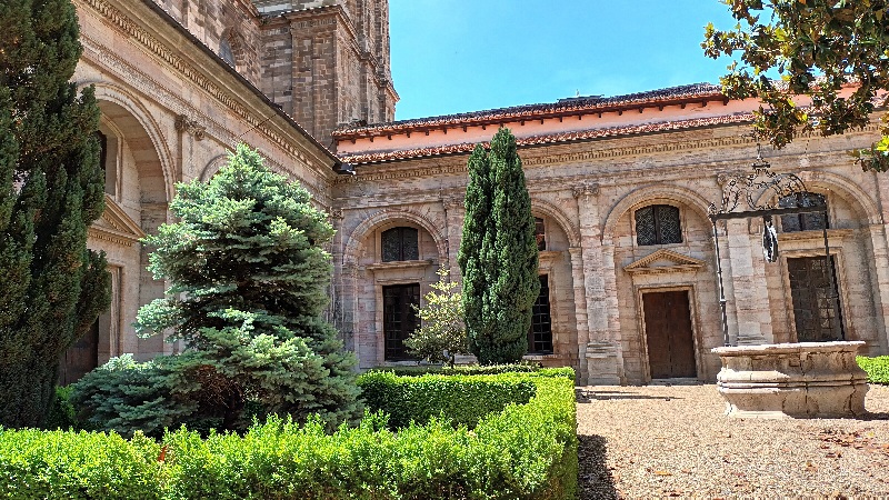 Se ve el jardín de la catedral, en Astorga