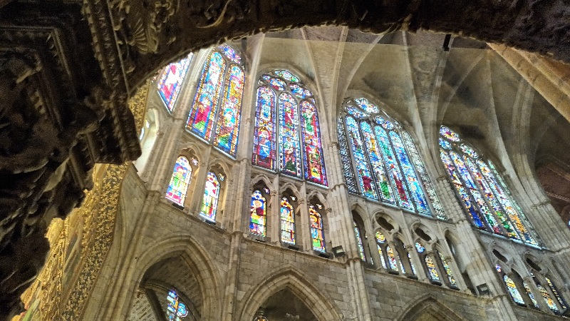 Se ven cristaleras de colorws en la Catedral de León