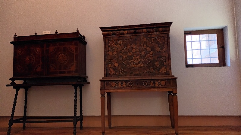 Muebles de madera bien talkados, con gusto, alegría, esbeltez