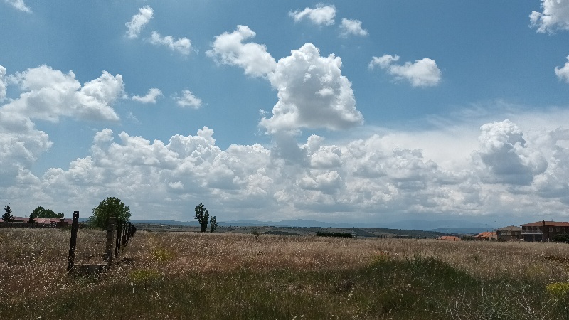 Panorámica de cielos leonéses con nubes de agua