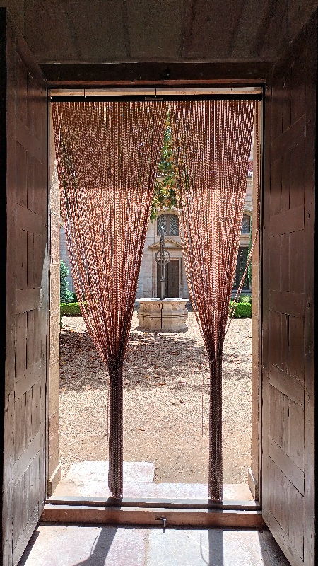 Se ve el acceso al jardín de la Catedral de Astorga, cantería de gran belleza, un árbol Magnolia.