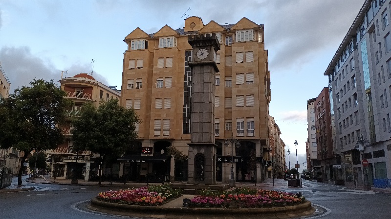 Se ve una rotonda de una calle de Poncerrada