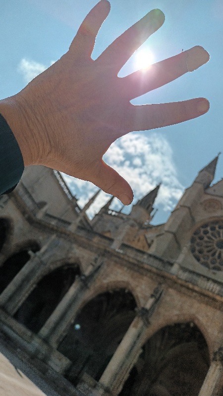 Se ve el sol en una mano y la Catedral de León