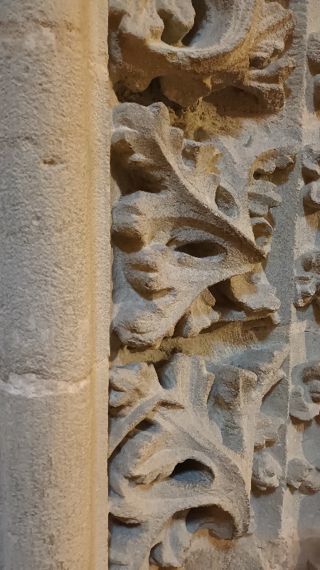 Se ve una talla de piedra en la catedral de Astorga  con una sonrisa de carnaval
