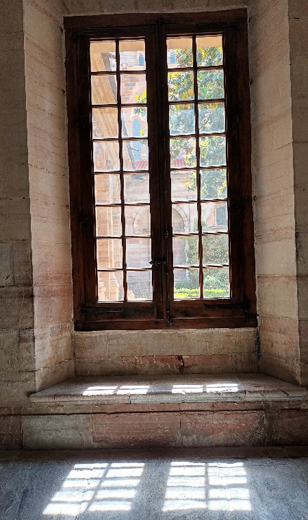 Se ven unos ventanales de la Catedral de Astorga.