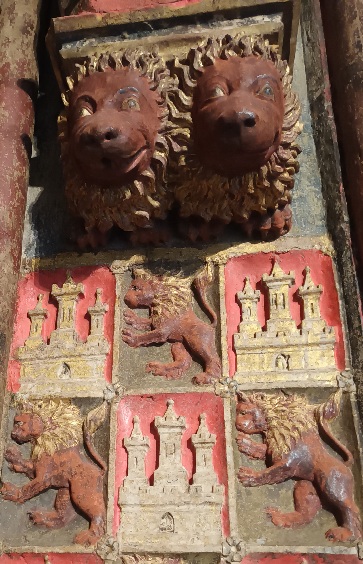 Se ve un escudo de León, con dos leones sonrientes. 