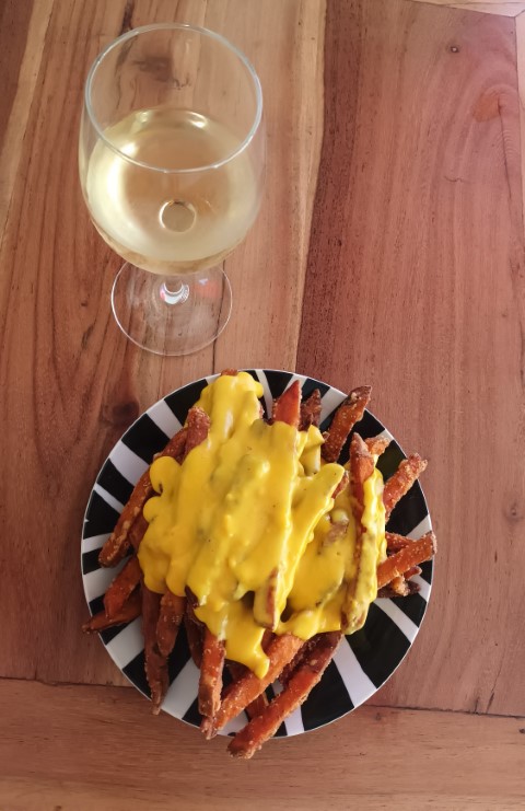 una buena comida de boniatos con una copa de buen vino D.O-